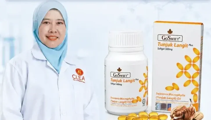 Prof. Madya Dr. Liza Md Salleh bersama botol dan kotak GoSwiet Tunjuk Langit Plus