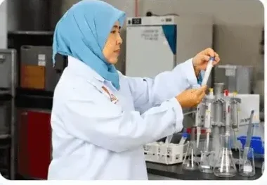 Dr. Liza menjalankan kerja penyelidikan di makmal