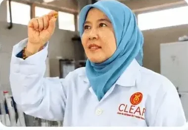 Dr. Liza meneliti sampel dalam makmal