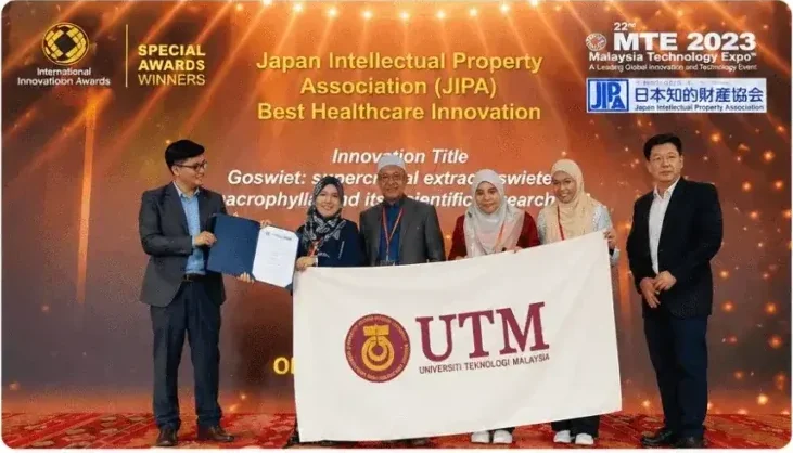 Pasukan UTM menerima anugerah di Malaysia Technology Expo 2023